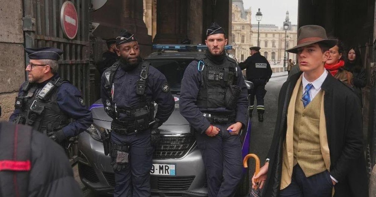 „Detectivul francez cu pălărie fedora” de la Luvru a înnebunit internetul