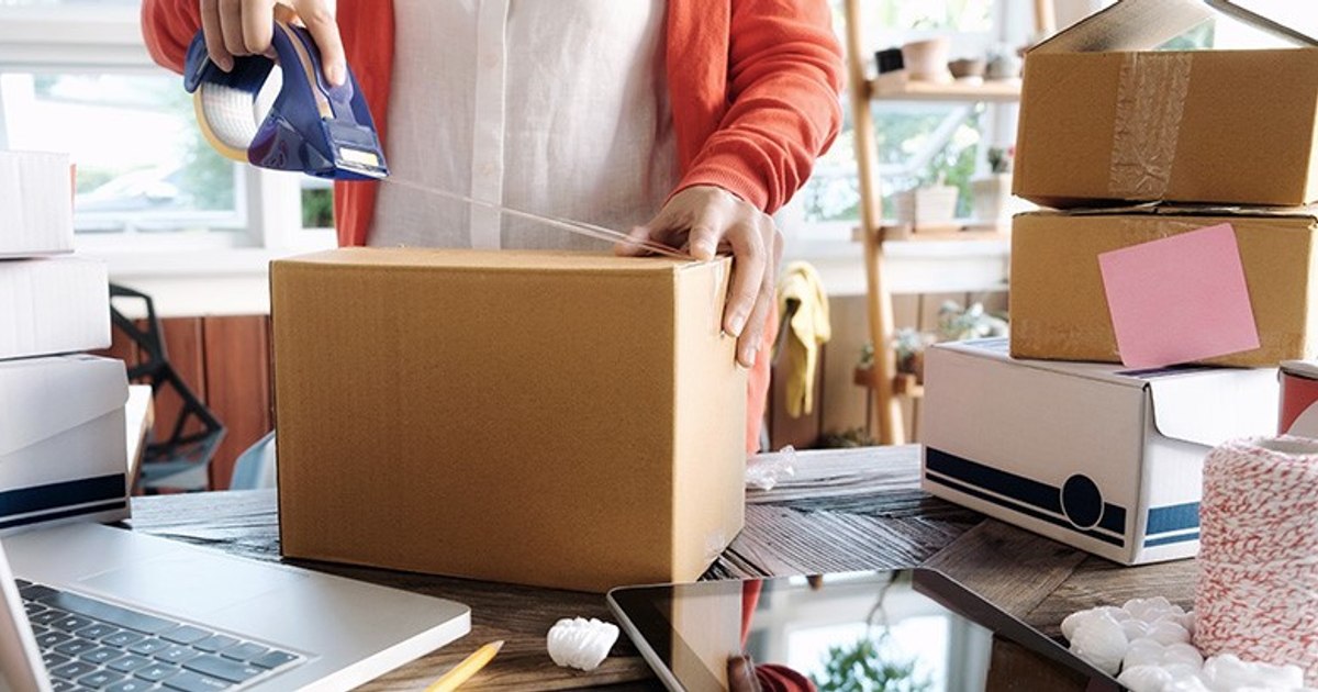 Schema prin care doi tineri au furat colete de lux: au comandat produse scumpe, apoi s-au angajat curieri ca să le fure