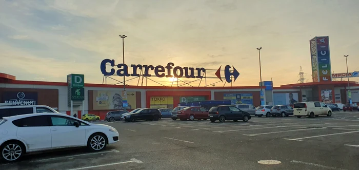 Parcarea din fața unui supermarket Carrefour