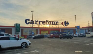 Presa franceză: Carrefour vrea să vândă supermarketurile din România. Reacția companiei