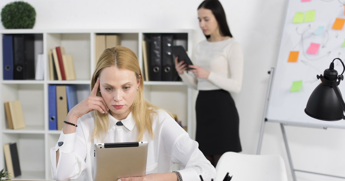 Salariul minim pe economie îi dezbină pe români. „Noi abia trecem luna, iar patronul face investiții în imobiliare”