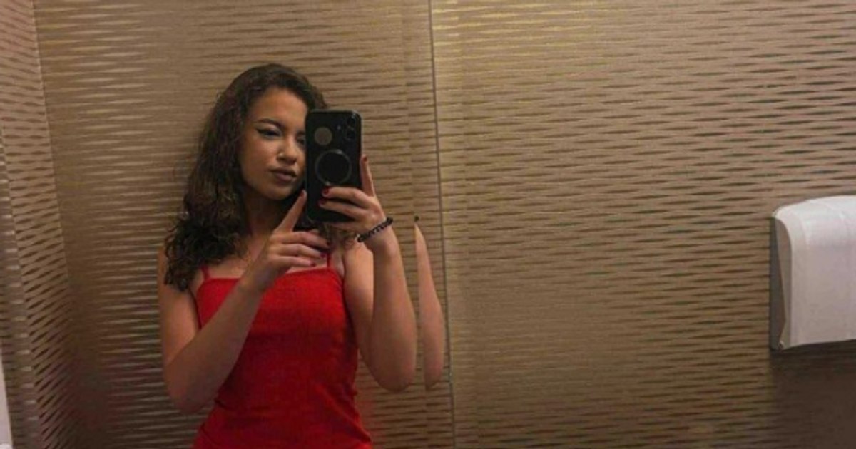 Profesoară de biologie din Iași, surprinsă de elevi pe site-urile de videochat. Imaginile scandaloase au făcut vâlvă: „Cum să-mi mai trimit eu copiii la școală?”