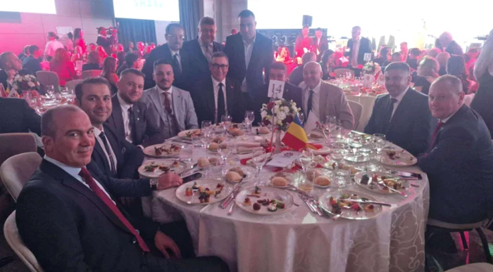 Victor Ponta alături de foști senatori și deputați de la AUR, POT și SOS România. FOTO: Digi24. 