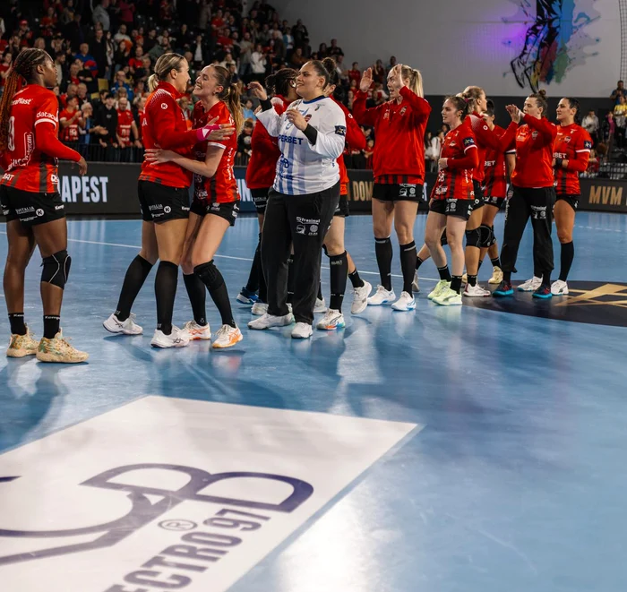 Ardelencele au sărbătorit victoria alături de suporteri. Foto Facebook CS Gloria Bistrița 