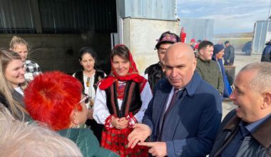 Premierul Ilie Bolojan, vizită la un producător român din industria alimentară. „Ei sunt coloana vertebrală a economiei româneşti!”