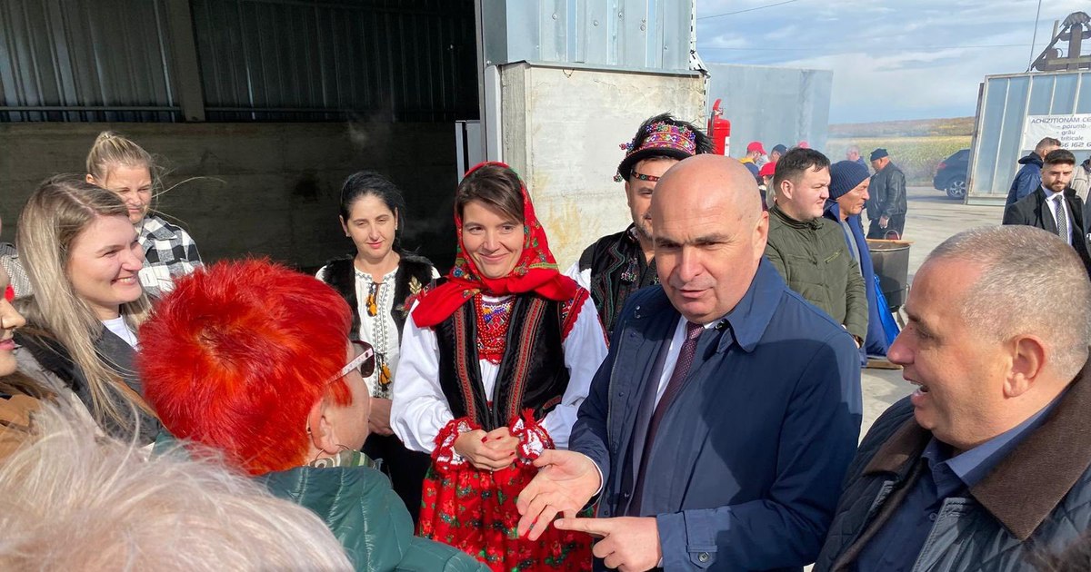 Premierul Ilie Bolojan, vizită la un producător român din industria alimentară. „Ei sunt coloana vertebrală a economiei româneşti!”