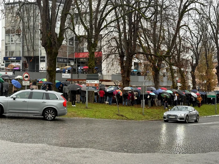 Oamenii s-au adunat la locul unde a avut loc crima FOTO: X