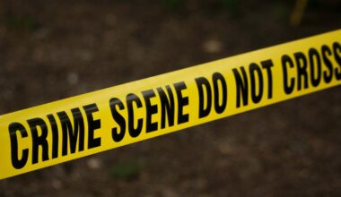 Un nou-născut a fost aruncat de la etajul 4 de sora lui de doar 5 ani. Autoritățile suspectează o posibilă crimă din gelozie