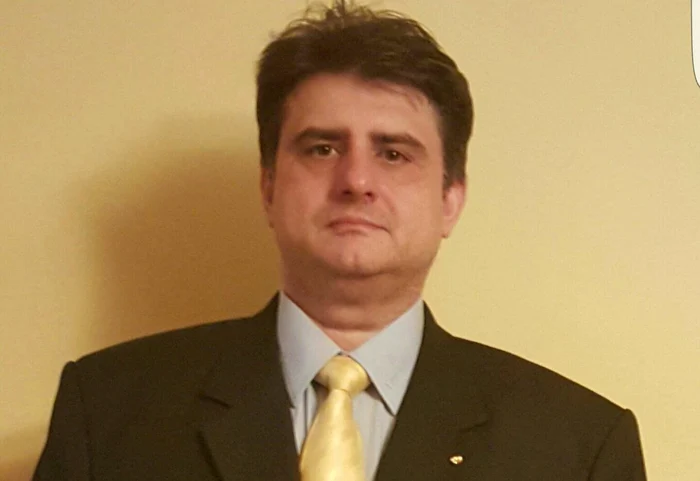 Bărbatul a încercat să lovească cu mașina poarta Ambasadei Rusiei FOTO: Facebook/ Bogdan Măușoiu