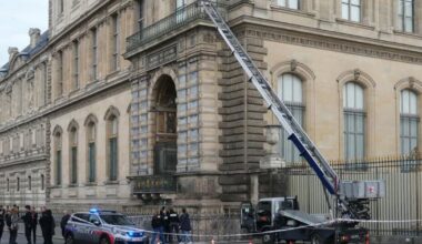 „Trebuie să fi fost o mână din interior”. Foști hoți de bijuterii comentează jaful de la Luvru