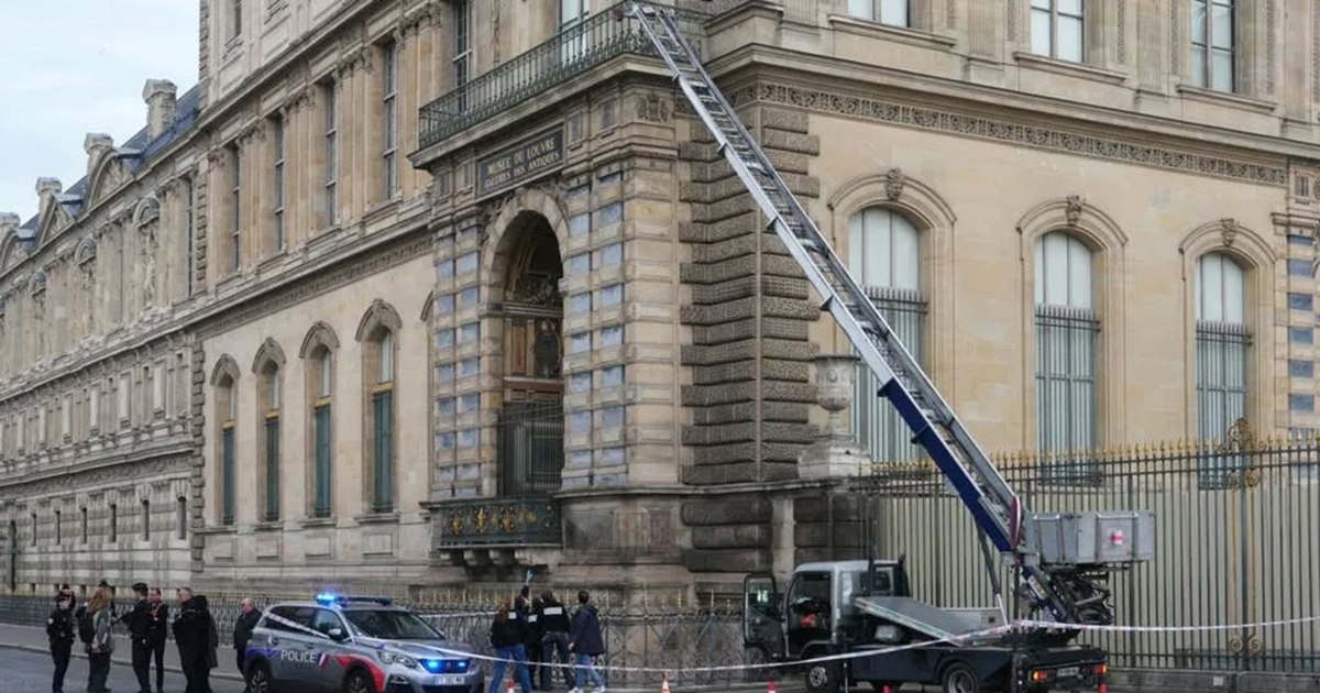 „Trebuie să fi fost o mână din interior”. Foști hoți de bijuterii comentează jaful de la Luvru