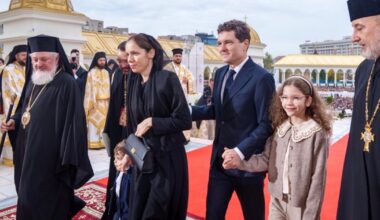 Partenera lui Nicușor Dan, criticată de stiliști pentru ținuta aleasă la sfințirea Catedralei Mântuirii Neamului: „S-a crezut la funerariile Reginei Elisabeta”