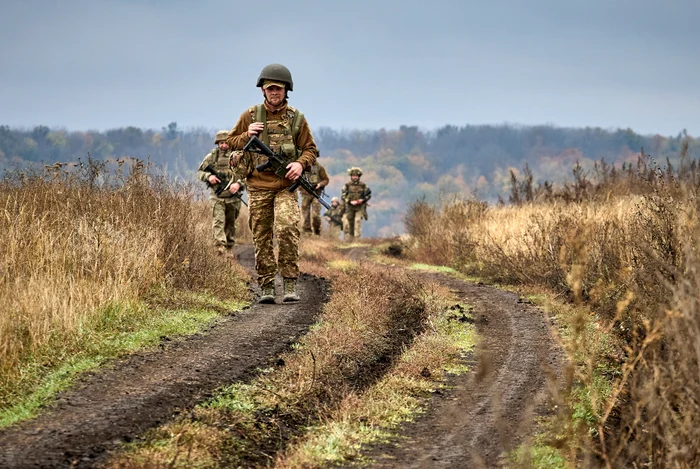 Membri ai brigăzii Hartia se antrenează înainte de ajunge pe front FOTO EPA-EFE