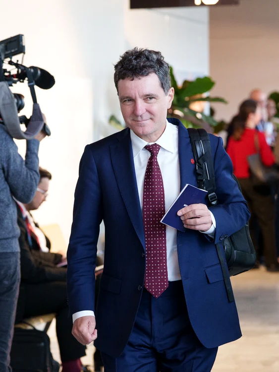 Nicușor Dan cu un carnețel în mână. FOTO: Presidency.ro