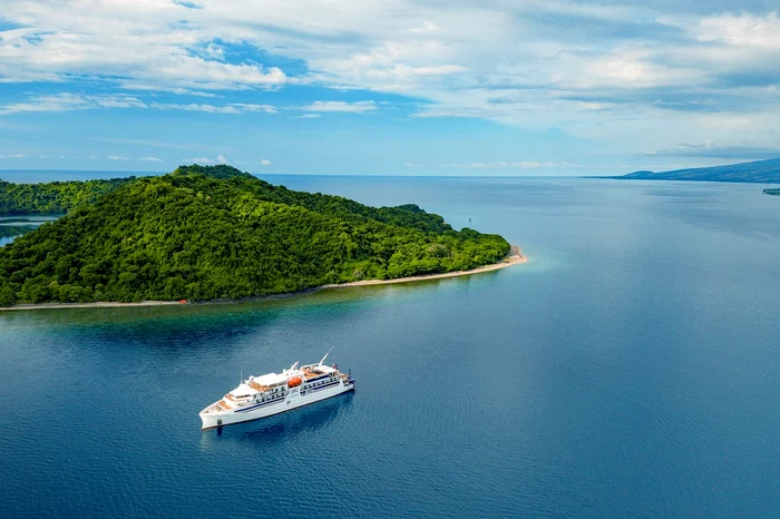 Vasul de croazieră Coral Adventurer pe insula Cairns