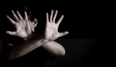 Jocuri „perverse” pe rețelele online. Fete „vânate” și constrânse să comită violențe asupra familiilor și animalelor lor