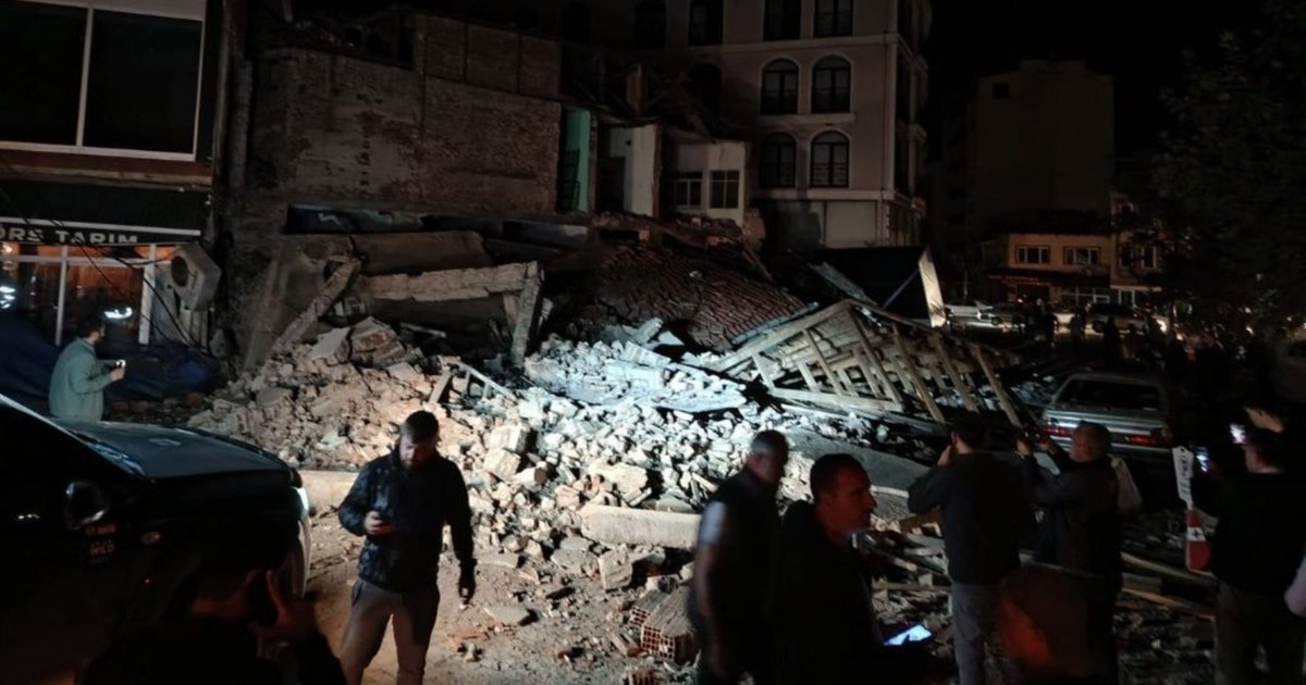 De ce clădirile din Turcia se prăbușesc atât de ușor. Dezbatere aprinsă pe Internet după ce cutremurul cu magnitudinea de 6,1 a zguduit țara