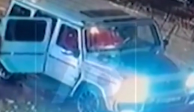 Scenă incredibilă. Au sărit din dubă să-l răpească, dar fotbalistul rus le-a dat o lecție atacatorilor. Tânărul i-a pus la pământ pe agresori