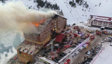 Pedepse cu închisoare pe viaţă pentru 11 persoane responsabile de incendiul de la hotelul din Turcia, soldat cu 78 de morţi, inclusiv copii
