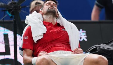 Novak Djokovic e în „sferturi” la Shanghai! Epuizat, a vomitat pe teren, dar la final a bătut un record al lui Roger Federer