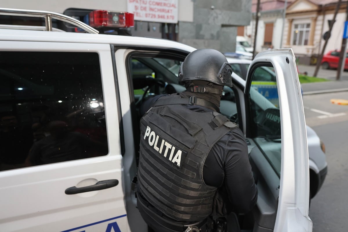 poliția, mascați, percheziții