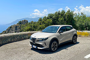 Test drive cu Alfa Romeo Junior electrică, în Italia, pe autostrăzi şi drumurile înguste de coastă