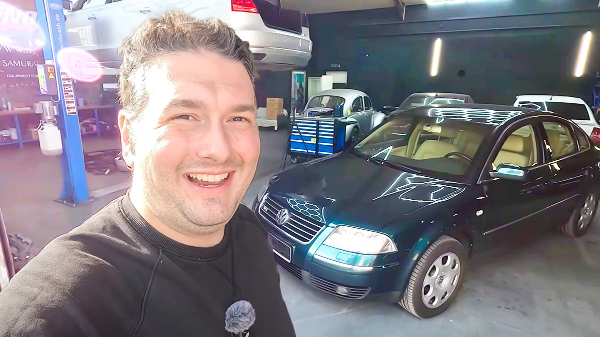 (VIDEO) Un german a descoperit un VW Passat W8 blindat şi a explorat cu fascinaţie ce oferea acesta la timpul său | PiataAuto.md