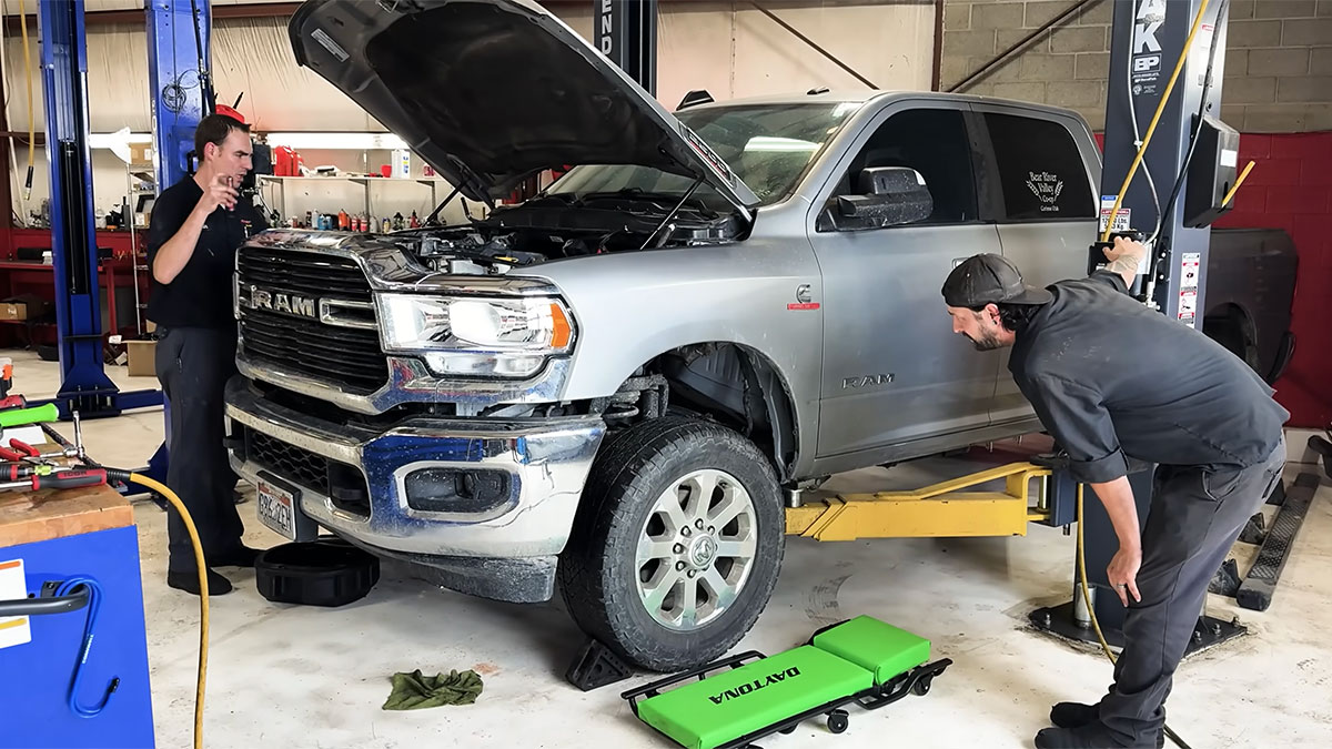 (VIDEO) Un mecanic american a arătat cum un singur şurub de 10 cenţi a putut face un motor diesel de 6,7 litri să aibă nevoie de o reparaţie de 35.000 dolari | PiataAuto.md