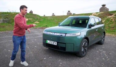 (VIDEO) Jurnaliştii britanici au descoperit cu consternare cum arată pe viu un model chinezesc clonat după Land Rover, dar s-au lăsat cuceriţi de el până la urmă | PiataAuto.md