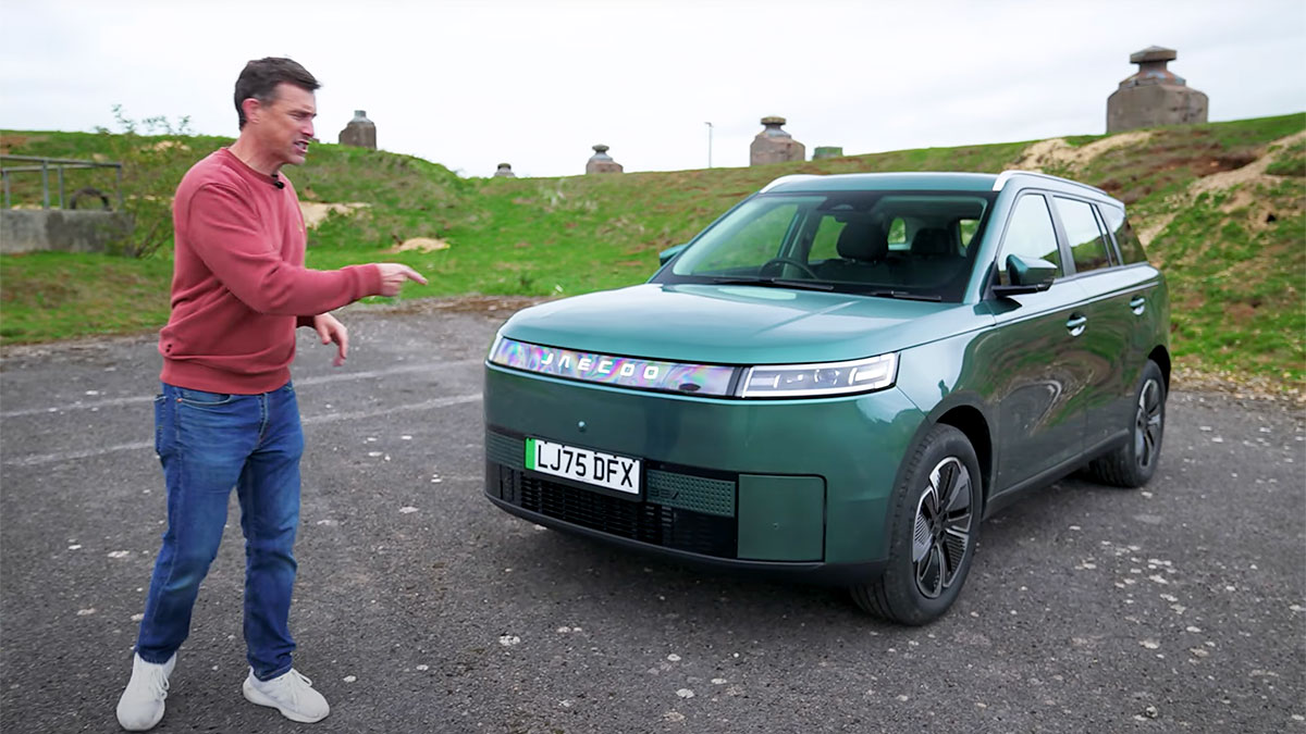 (VIDEO) Jurnaliştii britanici au descoperit cu consternare cum arată pe viu un model chinezesc clonat după Land Rover, dar s-au lăsat cuceriţi de el până la urmă | PiataAuto.md