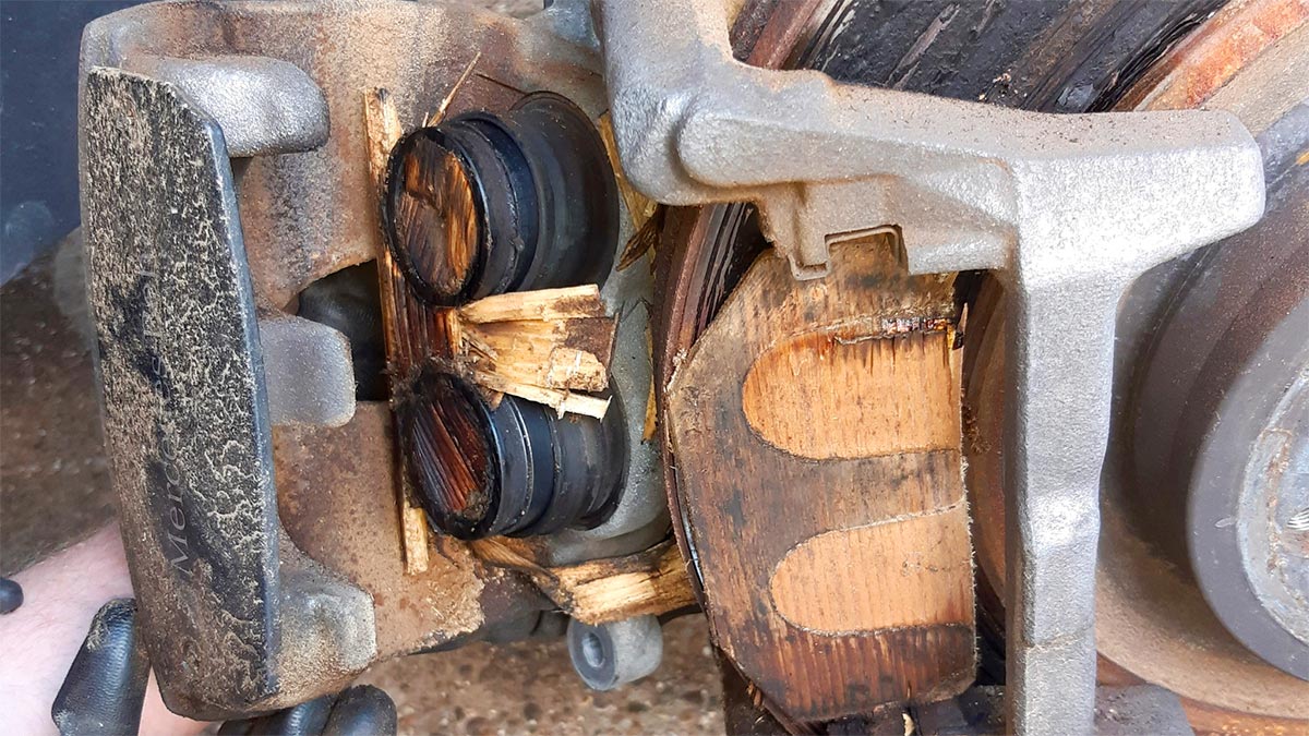 Un german a descoperit plăcuţe de frână de lemn, cu inscripţia Brembo pe ele la un Mercedes GLE de 100.000 euro proaspăt cumpărat | PiataAuto.md