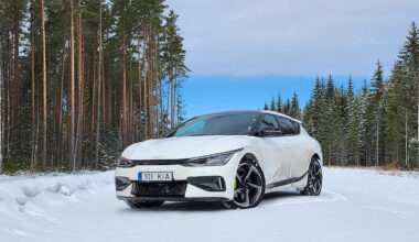 (VIDEO) Un proprietar de Kia EV6 electrică a descoperit că problema sistemului audio din acest model, de care toţi se plâng, e din cauză că producătorul a încurcat firele | PiataAuto.md