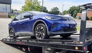 Un suedez se plânge că a rămas afară lângă maşina sa electrică, în parcarea unui supermarket, după ce ea a început să-şi actualizeze softul | PiataAuto.md