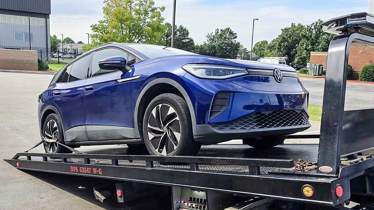 Un suedez se plânge că a rămas afară lângă maşina sa electrică, în parcarea unui supermarket, după ce ea a început să-şi actualizeze softul | PiataAuto.md