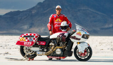 (VIDEO) Un motociclist a doborât unul din cele mai longevive recorduri mondiale de viteză la Bonneville, rulând pe sare | PiataAuto.md