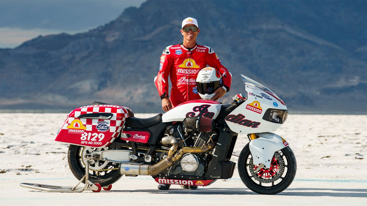 (VIDEO) Un motociclist a doborât unul din cele mai longevive recorduri mondiale de viteză la Bonneville, rulând pe sare | PiataAuto.md
