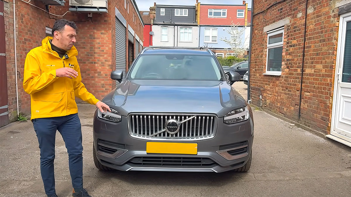 (VIDEO) Un mecanic român din Marea Britanie a arătat un punct vulnerabil la Volvo XC90 plug-in hibrid, care poate determina probleme costisitoare la electromotor | PiataAuto.md