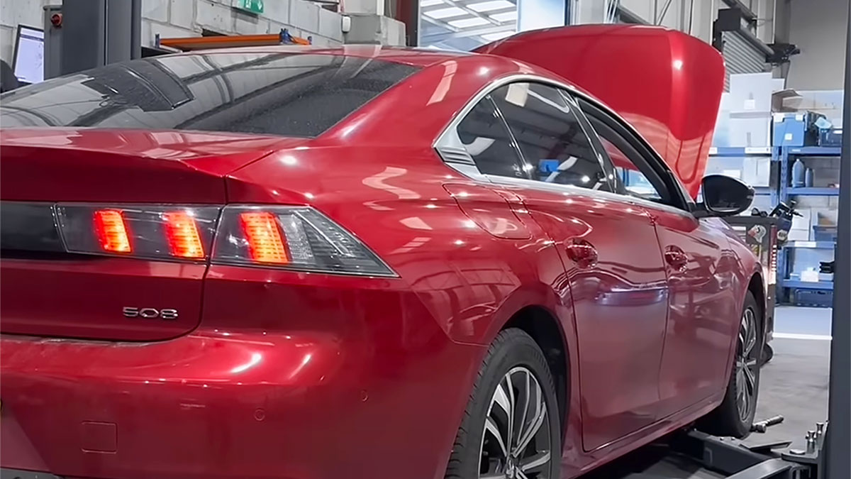 (VIDEO) Un mecanic din Marea Britanie a descoperit cu stupoare ce intervale de service uriaşe sunt recomandate pentru Peugeot 508 diesel de producător | PiataAuto.md