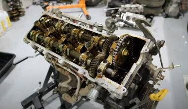 (VIDEO) Un mecanic a dezasamblat un motor de Toyota din anii 90 cu 500.000 km parcurşi, demonstrând de ce motoarele de atunci erau atât de fiabile | PiataAuto.md