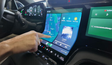 (VIDEO) Noul Porsche Cayenne şi-a dezvăluit interiorul acoperit de ecrane, unul din ele fiind curbat vertical | PiataAuto.md