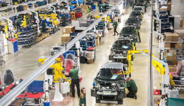 Britanicii şi olandezii au aflat cu stupoare că Lotus, deţinut de chinezi, îşi închide oficiul central din Europa, deşi a promis că n-o va face, şi devine un producător chinez | PiataAuto.md