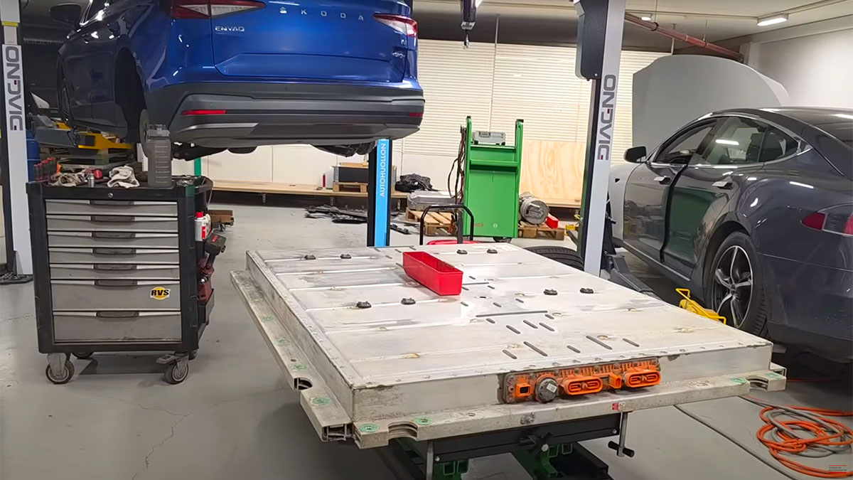 (VIDEO) Un mecanic finlandez a arătat cum o singură celulă din 96 în bateria lui Skoda Enyaq i-a redus autonomia maşinii electrice la doar 50 km | PiataAuto.md