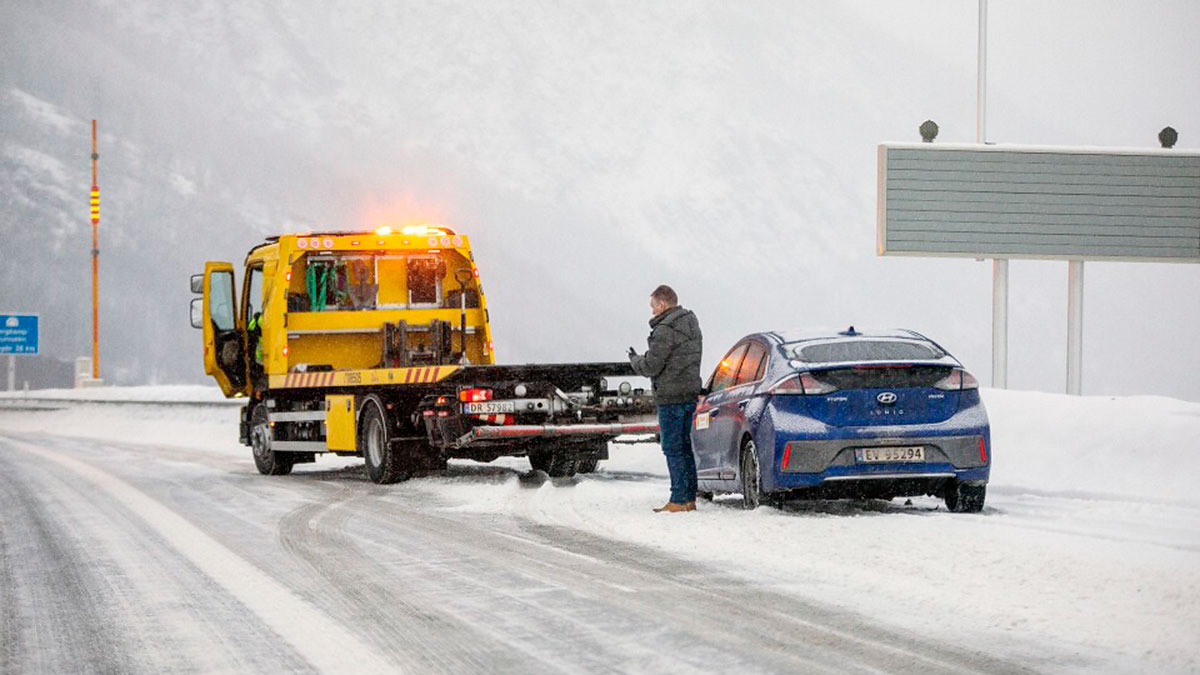 Norvegienii avertizează proprietarii de maşini electrice că schimbarea anvelopelor cu ridicarea greşită pe cric sau elevator le poate provoca daune de până la 50 mii euro | PiataAuto.md
