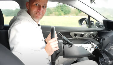 (VIDEO) Un jurnalist polonez a rămas cu volanul unei maşini chinezeşti Omoda în mână în timp ce-i testa durabilitatea | PiataAuto.md