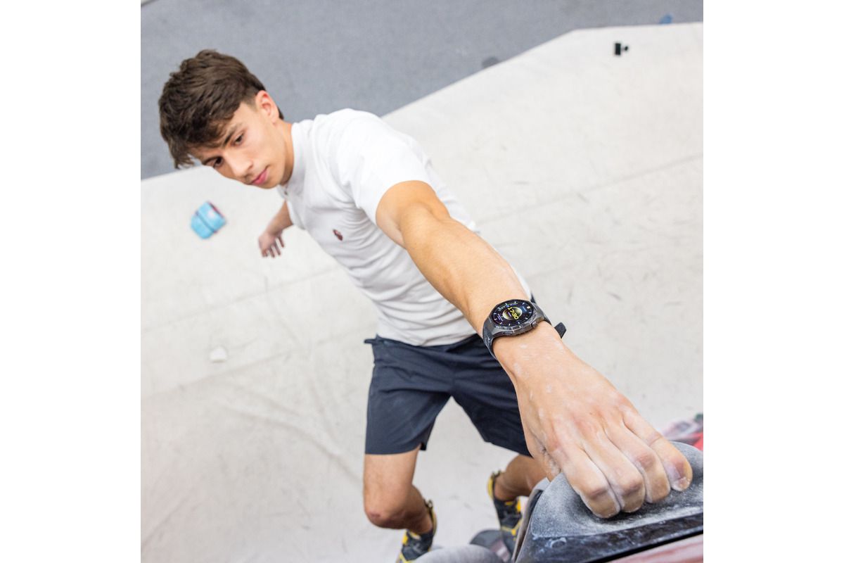 „modurile de antrenament avansate mă ajută să-mi urmăresc progresul atât în antrenamentele din sală, cât și în aer liber”.