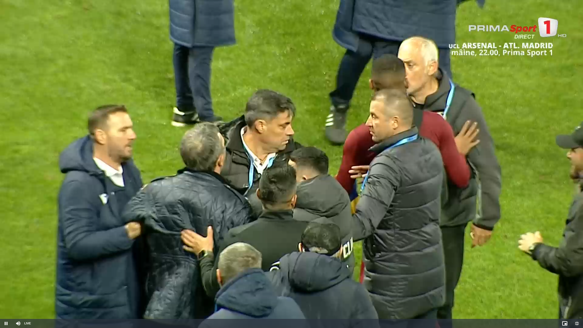 Scandal după Petrolul - CFR! Neagoe și Mandorlini s-au îmbrâncit pe gazon, arbitrii au intervenit imediat