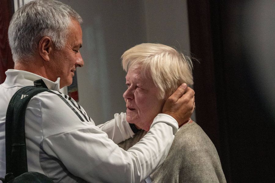 Cine este femeia pe care Jose Mourinho a îmbrațisat-o îndelung la revenirea pe Stamford Bridge