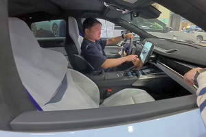 „Ferrari chinezesc” » Cu ce „supercar de 38.000 de dolari” se laudă China! Un vlogger român a asistat la o prezentare futuristă