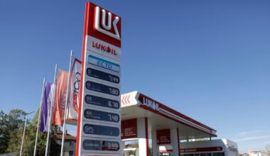 O bancă-cheie a statului român sprijină Lukoil, firmă cu sechestru pe conturi & controlată de Moscova. Ce se schimbă după sancțiunile SUA?
