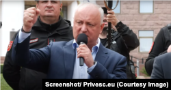 La protestul din fața parlamentului de la Chișinău, pe 29 septembrie 2025, fostul președinte socialist Igor Dodon a acuzat PAS că „se agață de putere”.